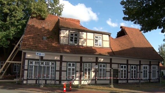 Das Dach eines Fachwerkhauses in Quakenbrück ist eingestürzt. © Nord-West-Media TV 