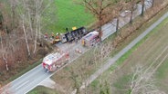 Ein umgekippter Kranwagen liegt in Quakenbrück neben einer Straße. © Nord-West-Media TV 