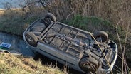 Ein Auto liegt in einem Wassergraben. © Nord-West-Media TV 