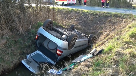 Ein Auto liegt in einem Wassergraben. © Nord-West-Media TV 