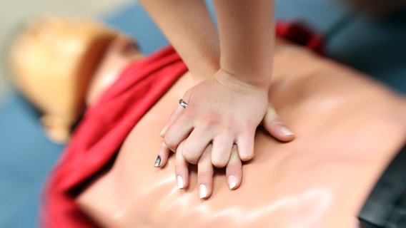 Gestellte Herz-Druck-Massage an einer Puppe © dpa Foto: Friso Gentsch