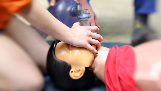 Beatmung einer Puppe mit einem Gerät © dpa Foto: Friso Gentsch