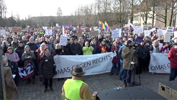 Menschen nehmen in Osnabrück an einer Demonstration gegen Rechtsextremismus teil. © Nord-West-Media TV 