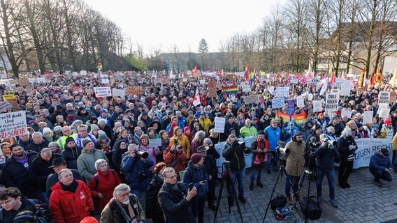 Menschen stehen dicht gedrängt bei einer Demonstration gegen Rechtsextremismus in Osnabrück. © dpa Foto: Friso Gentsch