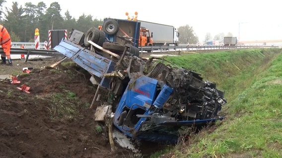 Ein Lkw liegt nach einem Unfall in einem Graben neben der A1. © Nord-West-Media TV 