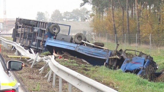 Ein Lkw liegt nach einem Unfall in einem Graben neben der A1. © Nord-West-Media TV 