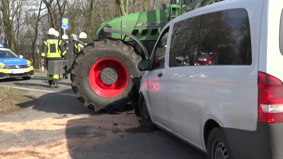 Ein Transporter und ein Traktor nach einer Kollision in Sögel © Nord-West-Media TV 