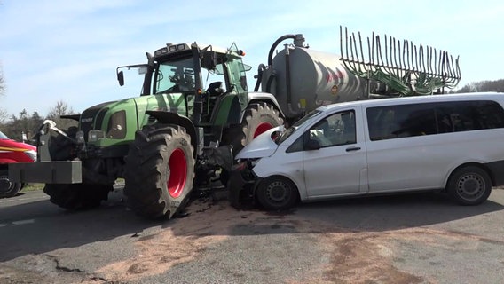 Ein Transporter und ein Traktor nach einer Kollision in Sögel © Nord-West-Media TV 