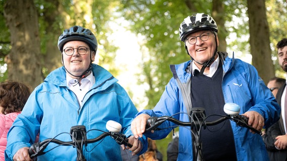 Frank-Walter Steinmeier, Bundespräsident, und Thomas Berling, Bürgermeister der Stadt Nordhorn, bei einer Radtour zum niederländischen Ort Denekamp. © dpa-Bildfunk Foto: Sina Schuld