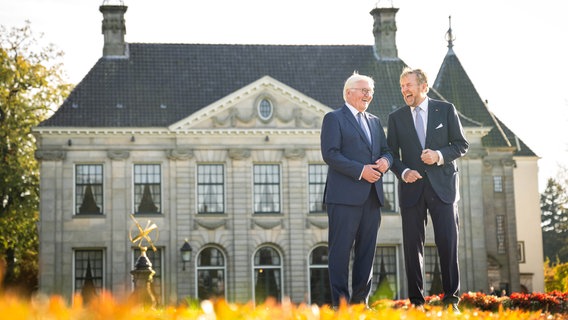 Frank-Walter Steinmeier (l), Bundespräsident, steht mit Willem-Alexander, König der Niederlande, bei einem Ausflug in den niederländischen Grenzort vor dem Landgut Singraven. © dpa-Bildfunk Foto: Sina Schuld