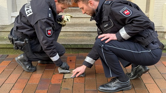 Polizisten reinigen Stolpersteine in Osnabrück. © Polizeidirektion Osnabrück 