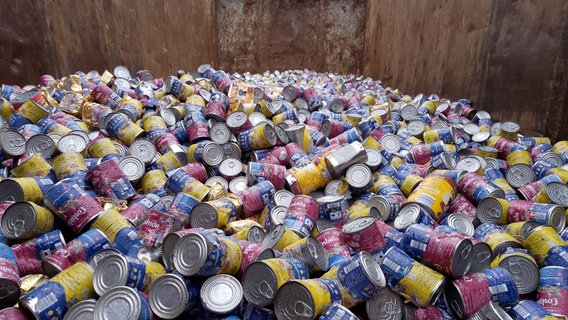 22 Tonnen Tierfutter in Dosen liegen in einem Container. © NDR Foto: Sontje Mölders