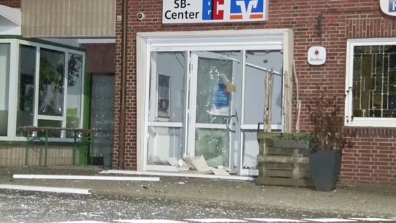 Scherben liegen vor dem SB-Center einer Bank in Twist. Hier wurde ein Geldautomat gesprengt. © Nord-West-Media TV 