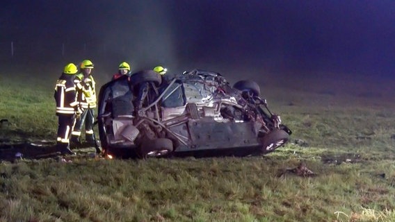 Rettungskräfte an einem Auto, das in Twist im Nebel von der Straße abgekommen ist. © Nord-West-Media TV 