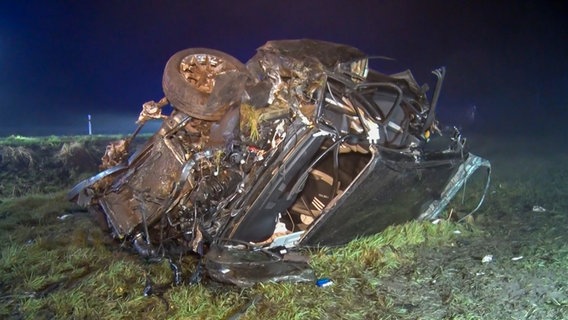 Ein Auto, das in Twist im Nebel von der Straße abgekommen ist. © Nord-West-Media TV 