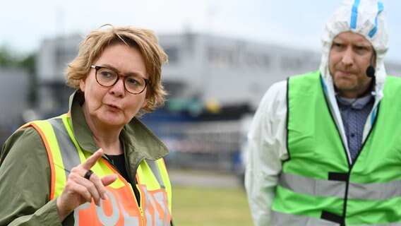 Daniela Behrens (SPD, l), Innenministerin von Niedersachsen, verschafft sich einen Eindruck von der Einsatzlage. © dpa-Bildfunk Foto: Lars Penning/dpa