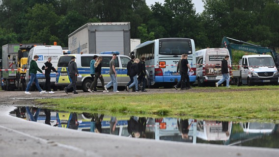 Einsatzkräfte versorgen Verwundete am Tatort. © dpa-Bildfunk Foto: Lars Penning/dpa