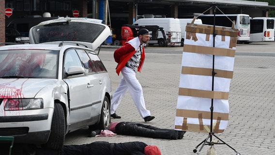 Ein Auto, Protagonisten und Dummys stellen im Rahmen einer Übung ein Terrorszenario dar. © dpa-Bildfunk Foto: Lars Penning/dpa