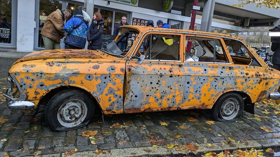 Ein Auto mit zahlreichen Einschusslöchern steht auf einem Parkplatz in Osnabrück. © NDR Foto: Claus Halstrup