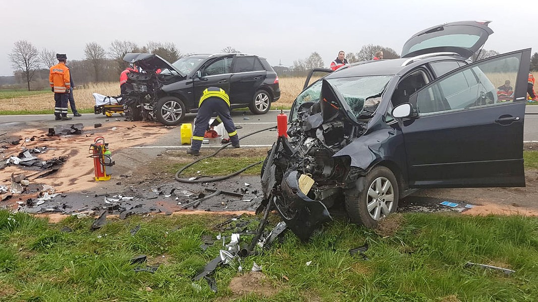 Schwerer Unfall Mit Jugend Fu Ballteam Im Emsland Ndr De