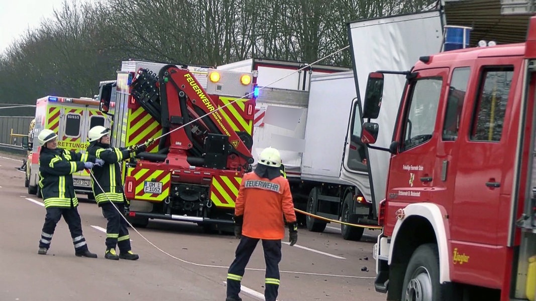 Schwerer Lkw-Unfall mit Sattelzug auf der A1 | NDR.de - Nachrichten