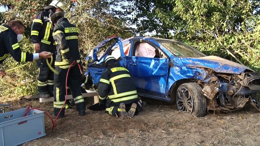 Zwei Autos Prallen Zusammen - Vier Menschen Schwer Verletzt | NDR.de ...