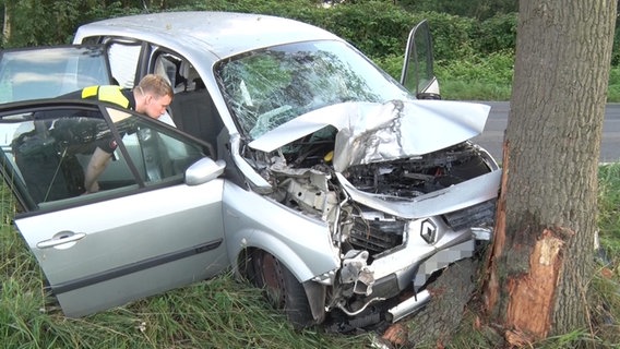 Ein Auto steht nach einem Unfall in Fürstenau an einem Baum. © Nord-West-Media TV 
