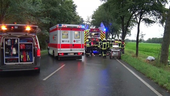 Zahlreiche Einsatzfahrzeuge und -kräfte an einer Unfallstelle bei Fürstenau (Landkreis Osnabrück). © Nord-West-Media TV 
