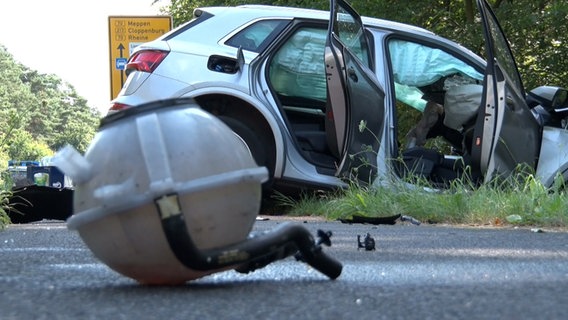 An einer Unfallstelle in Lingen steht ein beschädigtes Auto am Straßenrand. © Nord-West-Media TV 