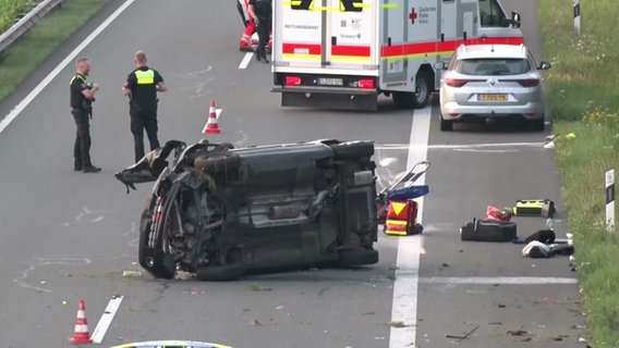 Ein Unfallwagen liegt auf der A31. © Nordwest-Media 