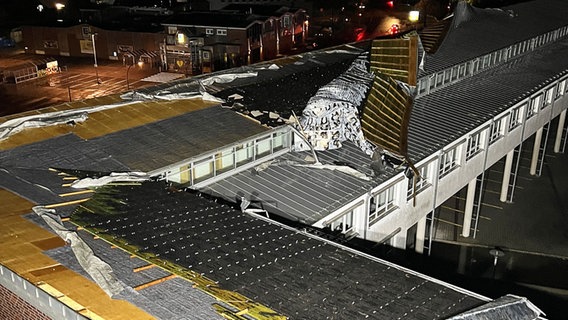 Das Dach des Kreishauses in Vechta ist teilweise abgedeckt. © dpa/Freiwillige Feuerwehr Vechta 