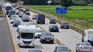 Auf der A1 bei Neuenkirchen-Vörden kommt es zu stockendem Verkehr und Stau. In Nordrhein-Westfalen haben die Sommerferien begonnen. © Nord-West-Media TV 