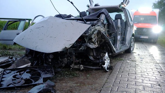 Ein Autowrack nach einem in Wagenfeld © Nord-West-Media TV 