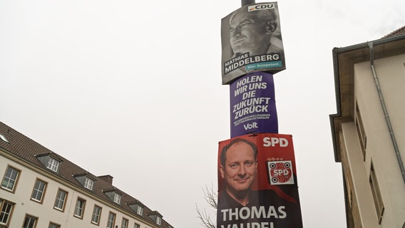 Wahlplakate der CDU, Volt und der SPD an einem Laternenmast in Osnabrück. © picture alliance Foto: Fotostand / Kipp