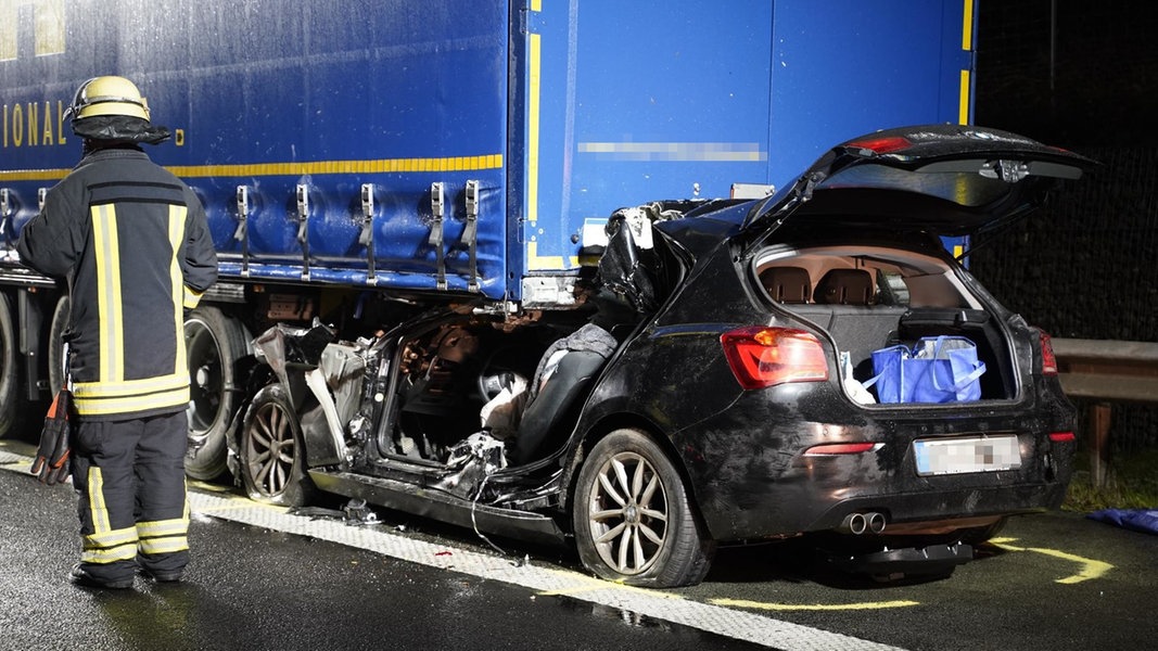 A1: Auto Fährt Ungebremst Auf Lkw Auf - Fahrer Stirbt | NDR.de ...