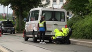 Polizeibeamte untersuchen nach einem Unfall einen Schulbus © TV7News 