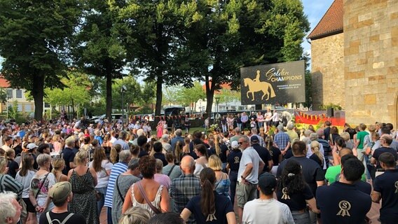 Viele Gäste auf dem Empfang für Olympia Sieger Wandres in Osnabrück. © NDR Foto: Göran Theo Ladewig