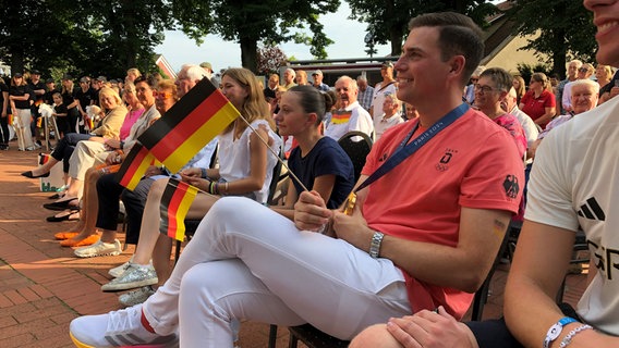 Viele Gäste auf dem Empfang für Olympia Sieger Wandres in Osnabrück. © NDR Foto: Göran Theo Ladewig