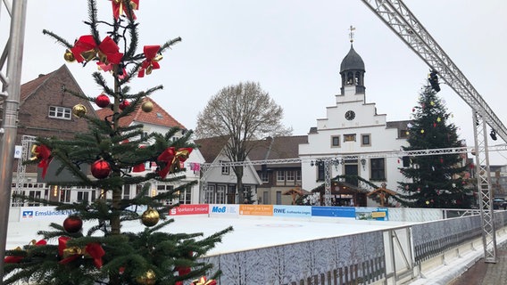 The ice rink and a small Christmas tree at the Lingen Christmas market.  © NDR Photo: Hedwig Ahrens