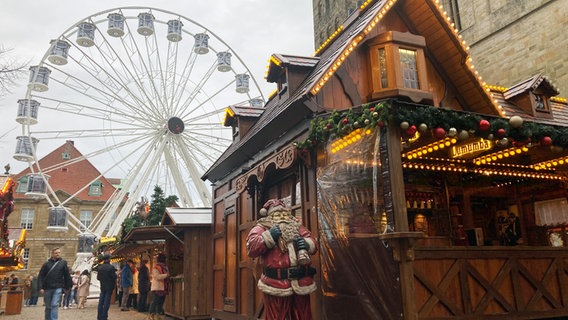 Blick auf den Osnabrücker Weihnachtsmarkt. © NDR Foto: Maya Rollberg