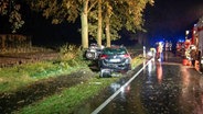 Rettungskräfte bei einem Verkehrsunfall bei Werlte © Nord-West-Media TV 