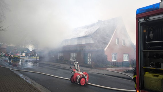 Ein Einfamilienhaus in Werpeloh brennt. © Nord-West-Media TV 