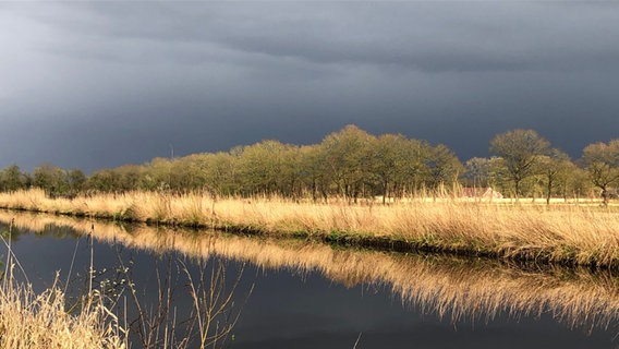 Regenwolken stehen über dem Jade-Ems-Kanal in Ostfriesland. © NDR Foto: Meike Meinen