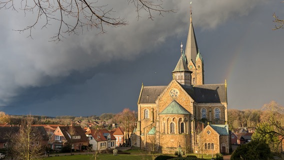 Grauer Himmel über dem Artländer Dom in Ankum. © NDR Foto: Alfons Geers