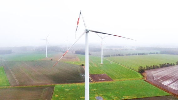 An einem Windrad im Landkreis Vechta ist ein Flügel abgebrochen. © Nord-West-Media TV 