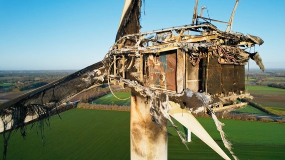 Ein abgebranntes Windrad steht verkohlt auf dem Feld. © Feuerwehr Gildehaus 