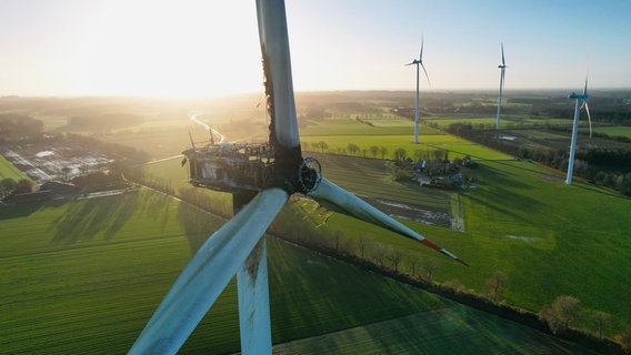 Ein abgebranntes Windrad steht verkohlt auf dem Feld. © Feuerwehr Gildehaus 