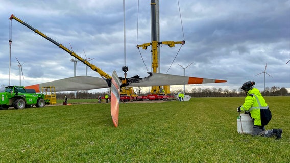 Ein ausgebranntes Windrad wird in Bad Bentheim demontiert © NDR Foto: Andreas Gervelmeyer