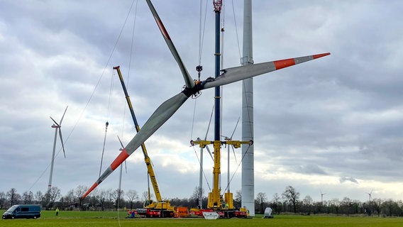 Ein ausgebranntes Windrad wird in Bad Bentheim demontiert © NDR Foto: Andreas Gervelmeyer