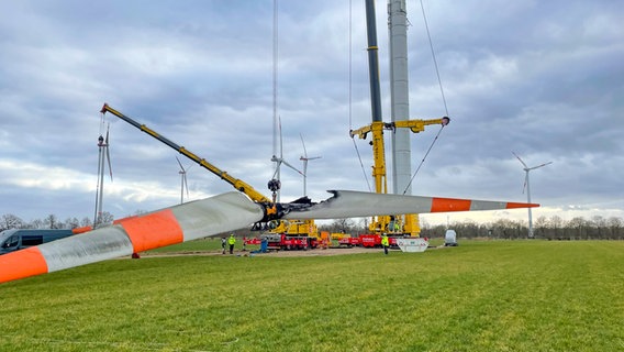 Ein ausgebranntes Windrad wird in Bad Bentheim demontiert © NDR Foto: Andreas Gervelmeyer